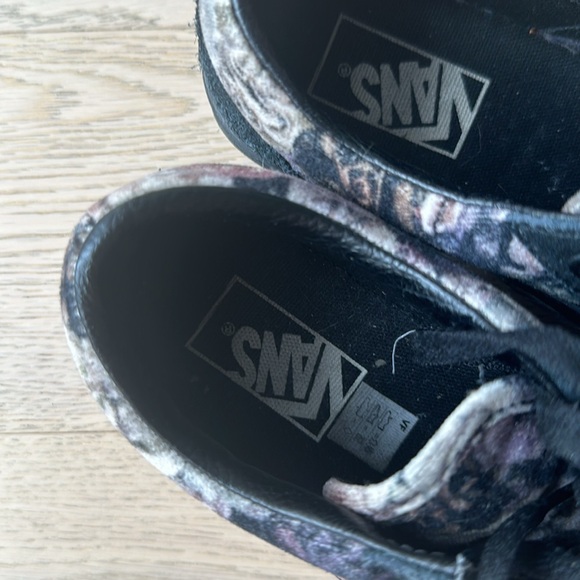 Limited edition suede Vans with floral print. - Picture 3 of 6